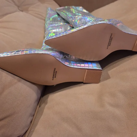 Holographic Knee-High Heeled Silver Boots - Picture 4 of 8